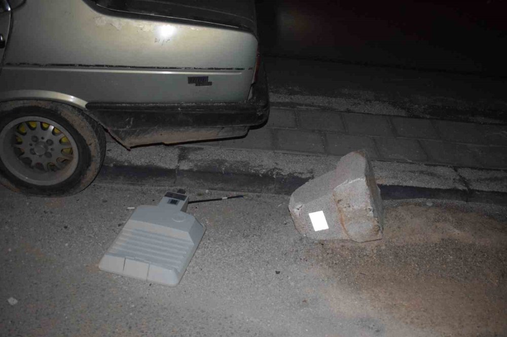 Karaman'da Otomobil Direğe Çarptı