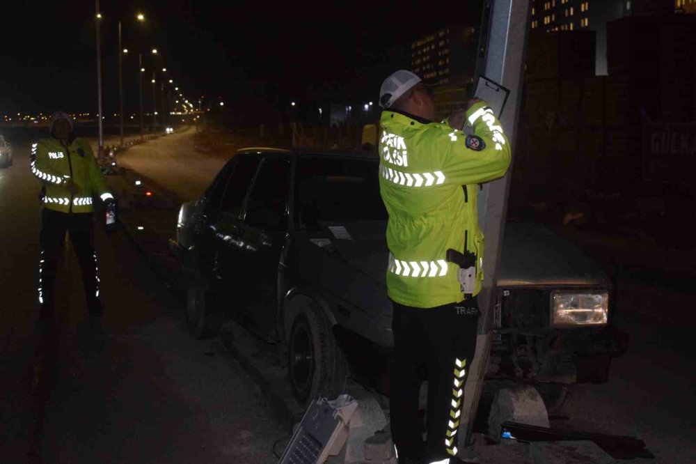 Karaman'da Otomobil Direğe Çarptı