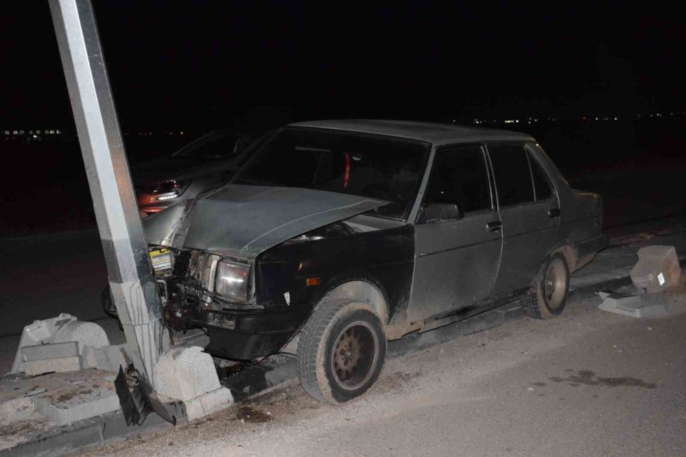 Karaman'da Otomobil Direğe Çarptı