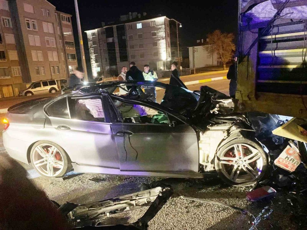 Konya’da Otomobil Park Halindeki Kamyona Çarptı