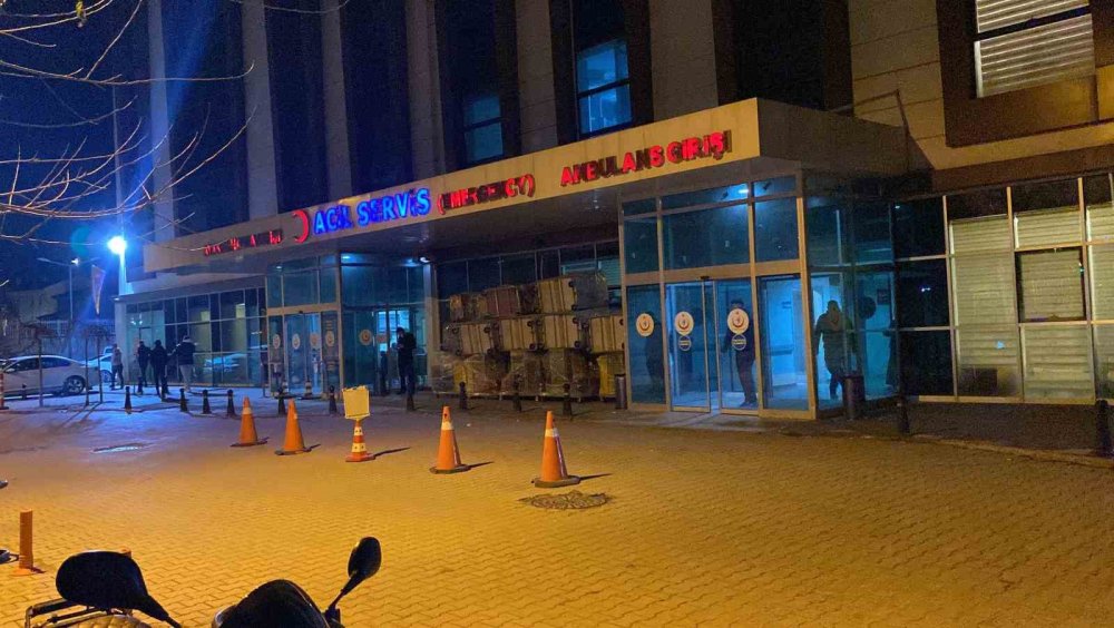 Konya’da Otomobil Park Halindeki Kamyona Çarptı