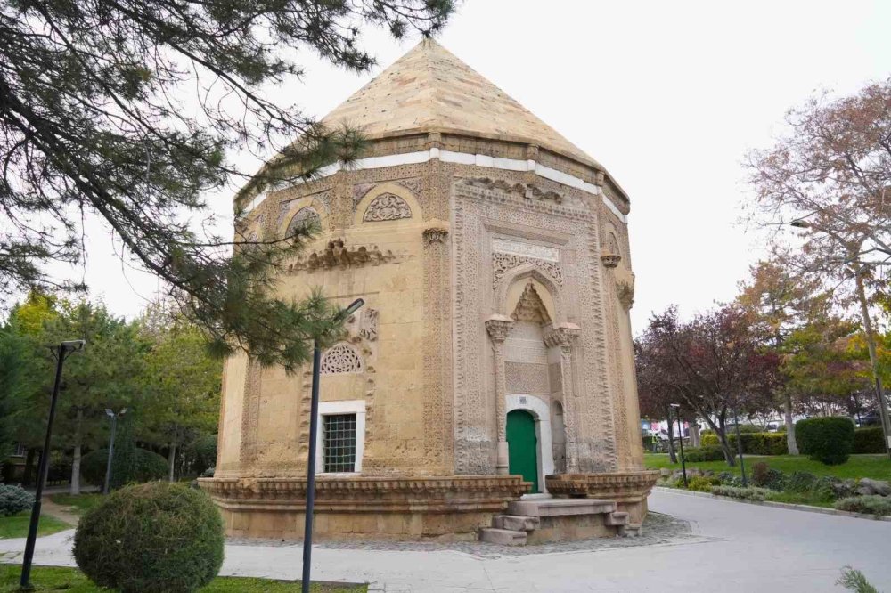 Niğde'de Hüdavent Hatun’un Türbesi 7 Asırdır Ayakta