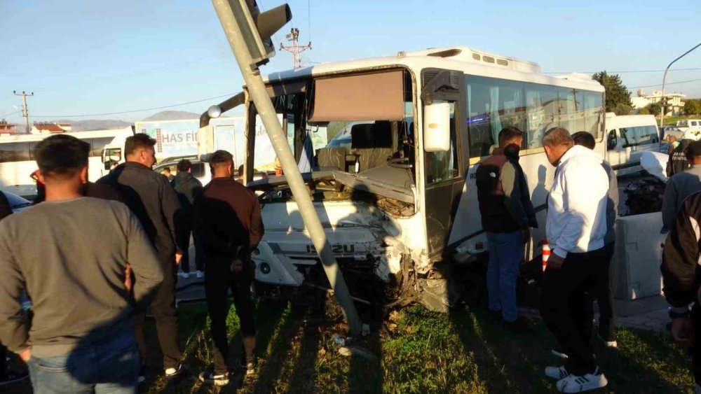 Antalya’da Otel Servisi İle Otomobil Çarpıştı: 2 Ölü, 14 Yaralı