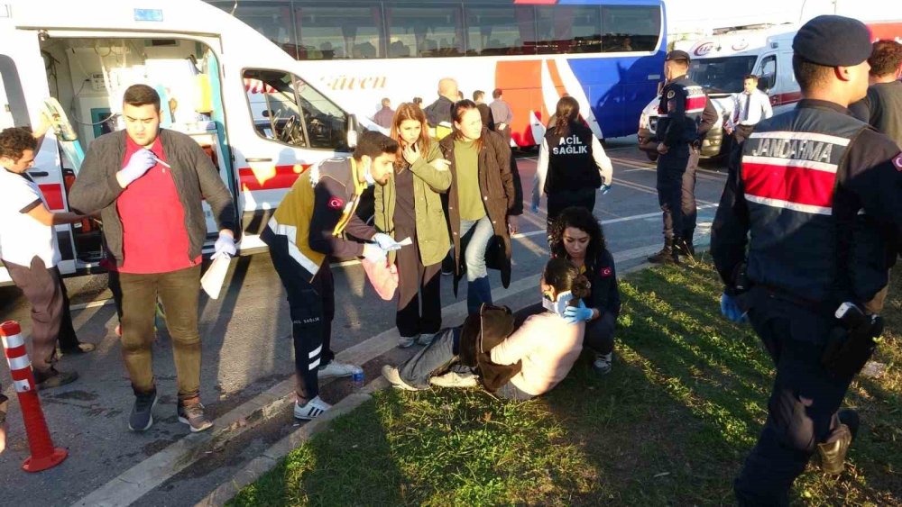 Antalya’da Otel Servisi İle Otomobil Çarpıştı: 2 Ölü, 14 Yaralı