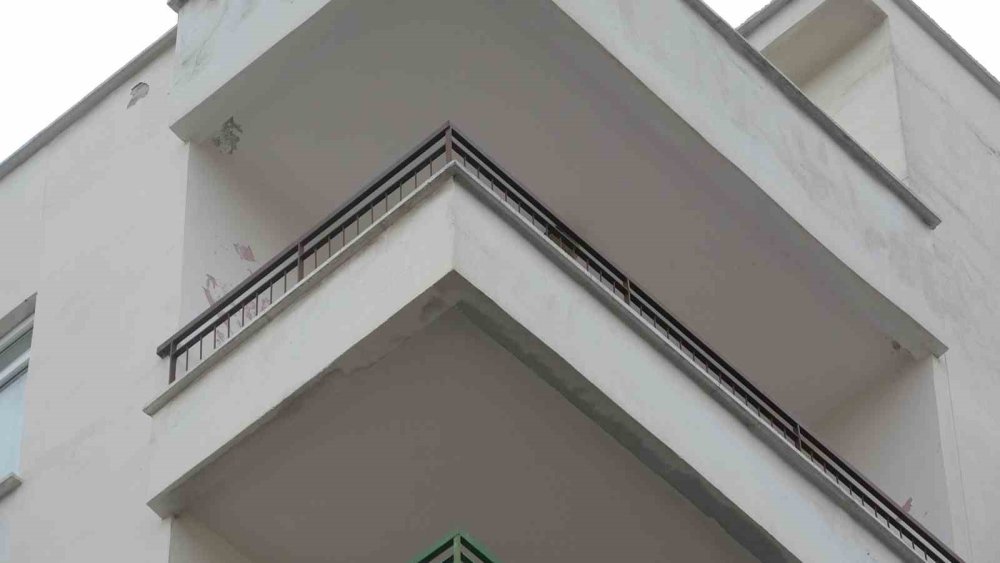 "Balkona Çıkacağım" Dedi, Apartman Bahçesinde Ölü Bulundu