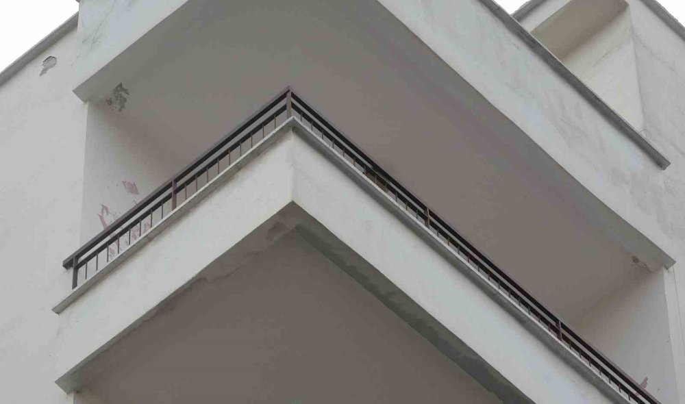 "Balkona Çıkacağım" Dedi, Apartman Bahçesinde Ölü Bulundu