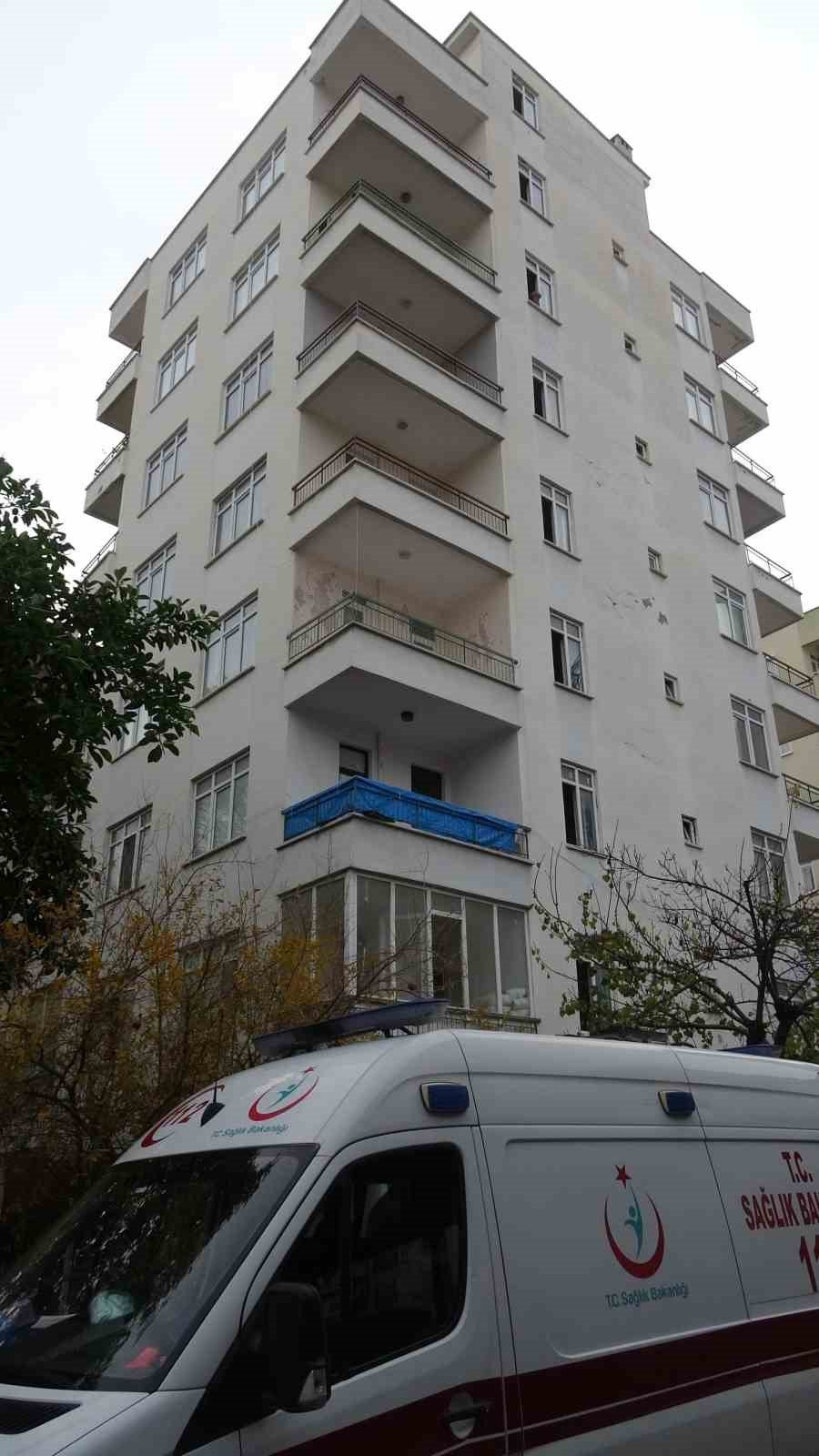 "Balkona Çıkacağım" Dedi, Apartman Bahçesinde Ölü Bulundu