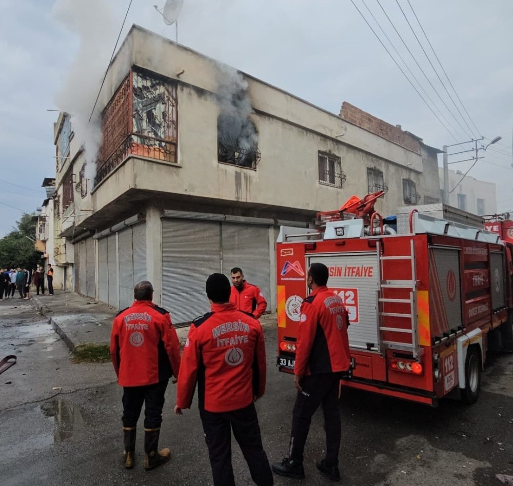 Mersin’de Ev Yangını Ekiplerin Müdahalesiyle Söndürüldü