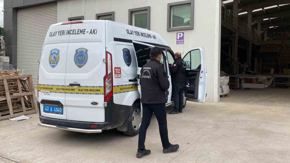 Pres Makinesi İle Duvar Arasında Sıkışan İşçi Hayatını Kaybetti