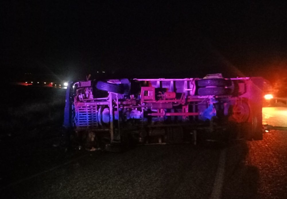 Antaya’da Yem Yüklü Kamyon Yan Yattı: 1’i Ağır 3 Yaralı