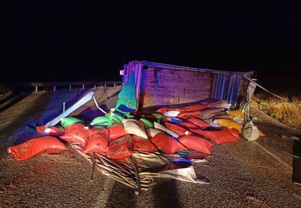 Antaya’da Yem Yüklü Kamyon Yan Yattı: 1’i Ağır 3 Yaralı