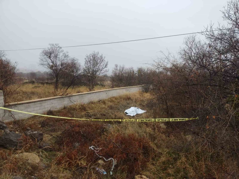 Kayıp Olarak Aranan Şahsın Cesedi Boş Arazide Bulundu