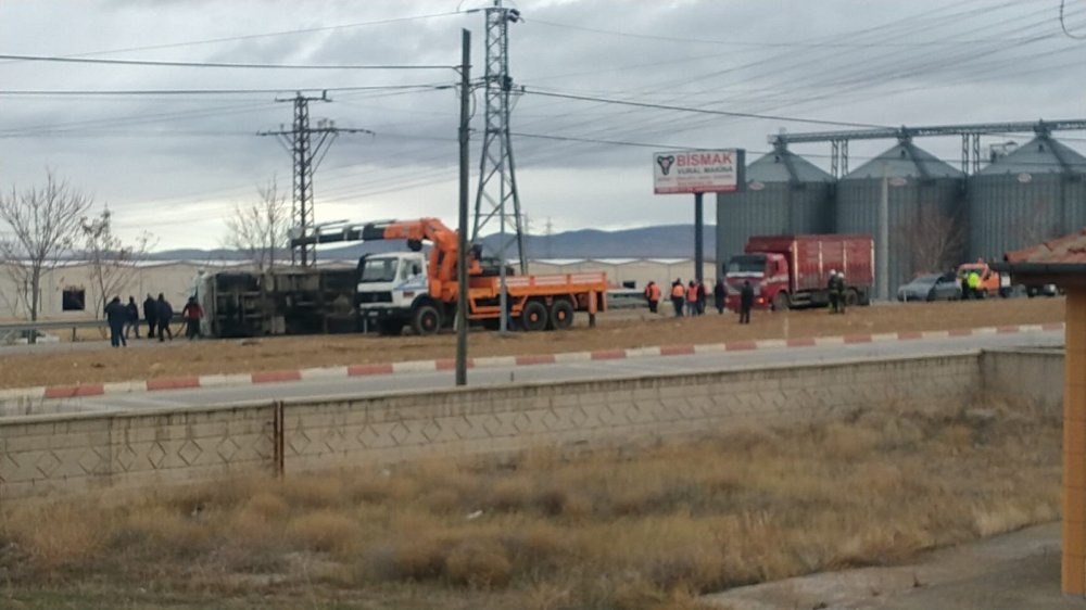 Karaman’da Küspe Yüktü Tır Devrildi: 1 Yaralı