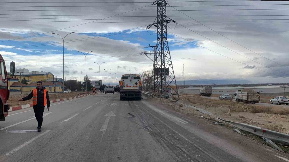 Karaman’da Küspe Yüktü Tır Devrildi: 1 Yaralı