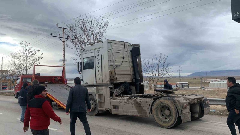 Karaman’da Küspe Yüktü Tır Devrildi: 1 Yaralı