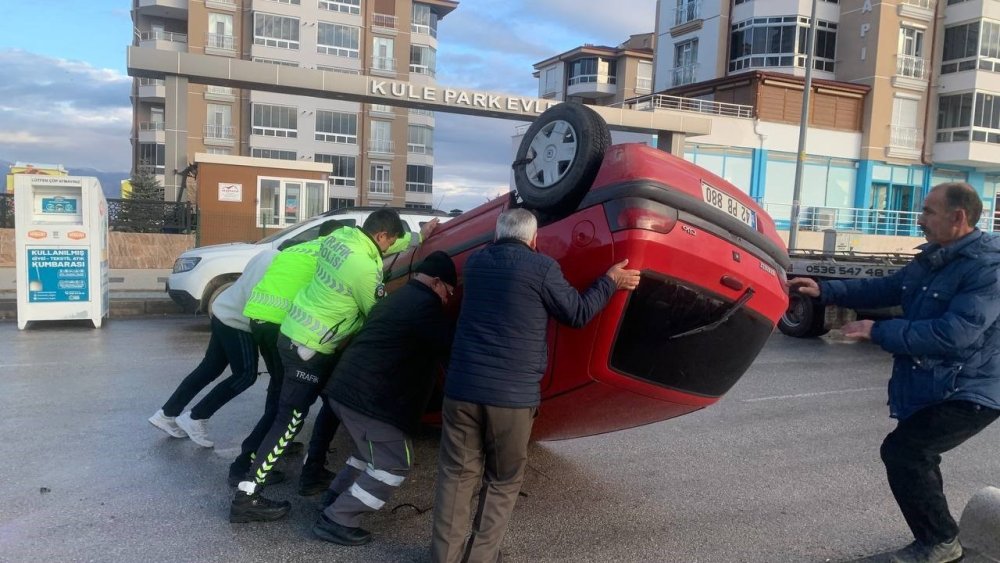 Karaman’da Sürücünün Ölümden Döndüğü Kaza Kameraya Yansıdı