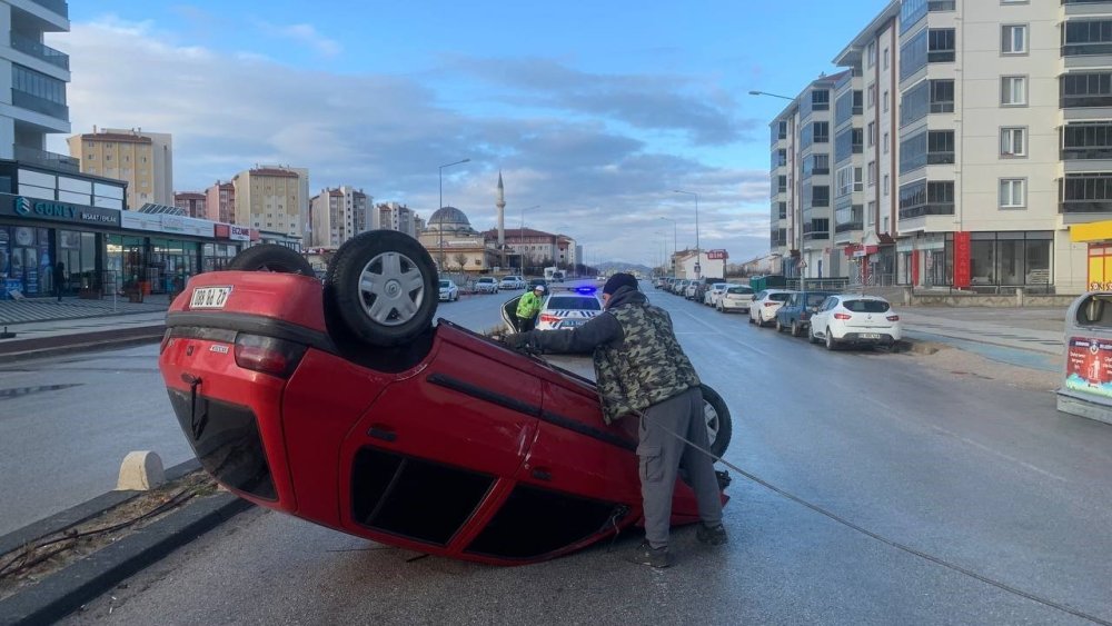 Karaman’da Sürücünün Ölümden Döndüğü Kaza Kameraya Yansıdı