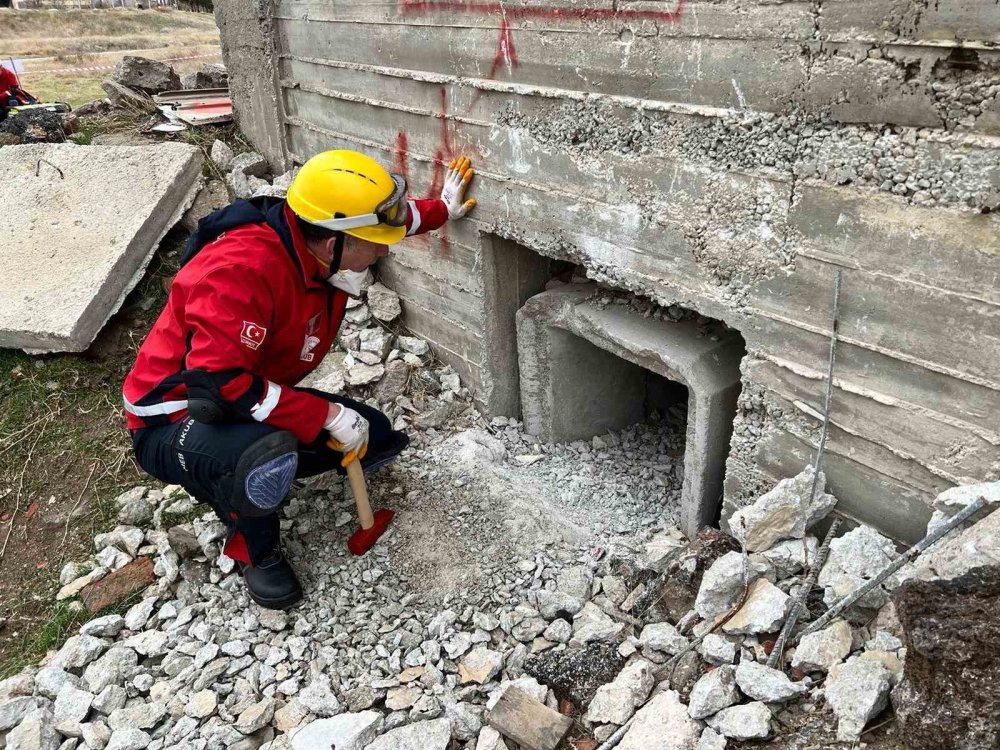 Aksaray'da Arama Kurtarma Gönüllüleri Eğitimde