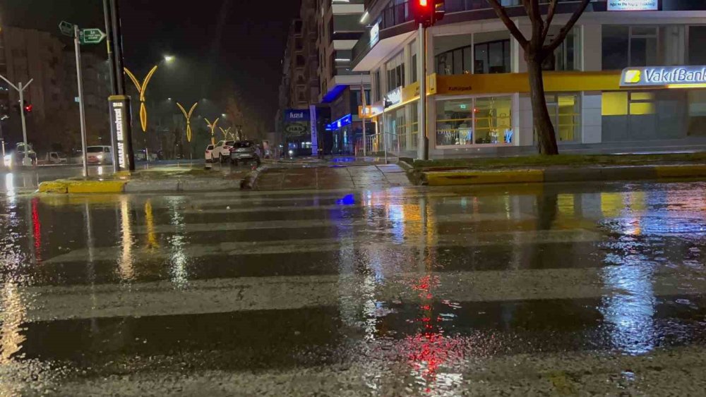 Aksaray’da Etkili Olan Sağanak Çiftçinin Yüzünü Güldürdü