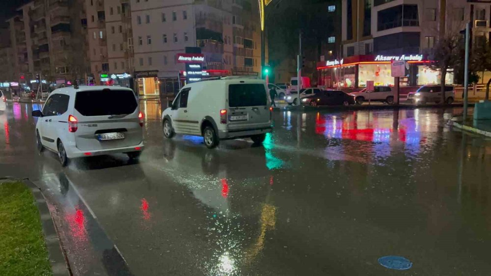 Aksaray’da Etkili Olan Sağanak Çiftçinin Yüzünü Güldürdü