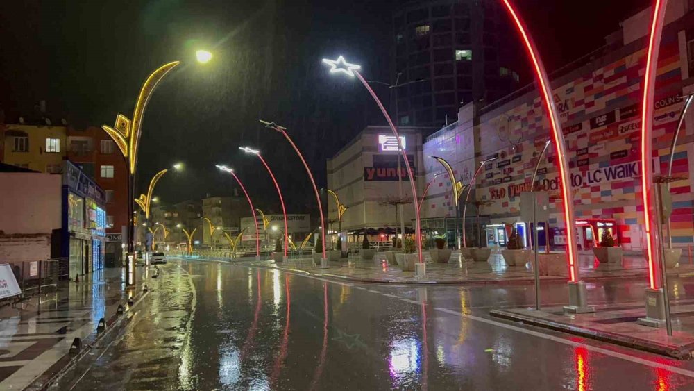 Aksaray’da Etkili Olan Sağanak Çiftçinin Yüzünü Güldürdü