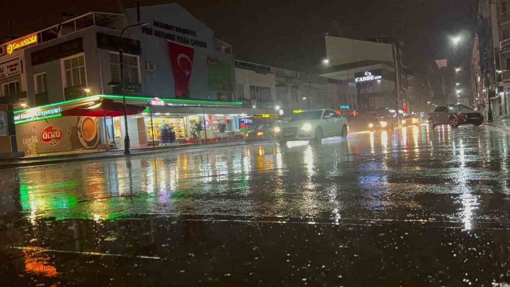 Aksaray’da Etkili Olan Sağanak Çiftçinin Yüzünü Güldürdü