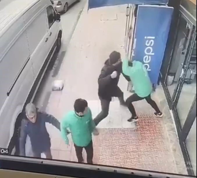 Aksaray’da Taşlı Yumruklu "Yol Verme" Kavgası Güvenlik Kamerasında: 3 Yaralı