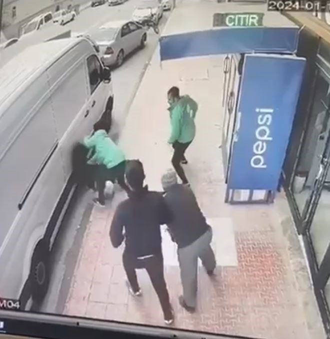 Aksaray’da Taşlı Yumruklu "Yol Verme" Kavgası Güvenlik Kamerasında: 3 Yaralı