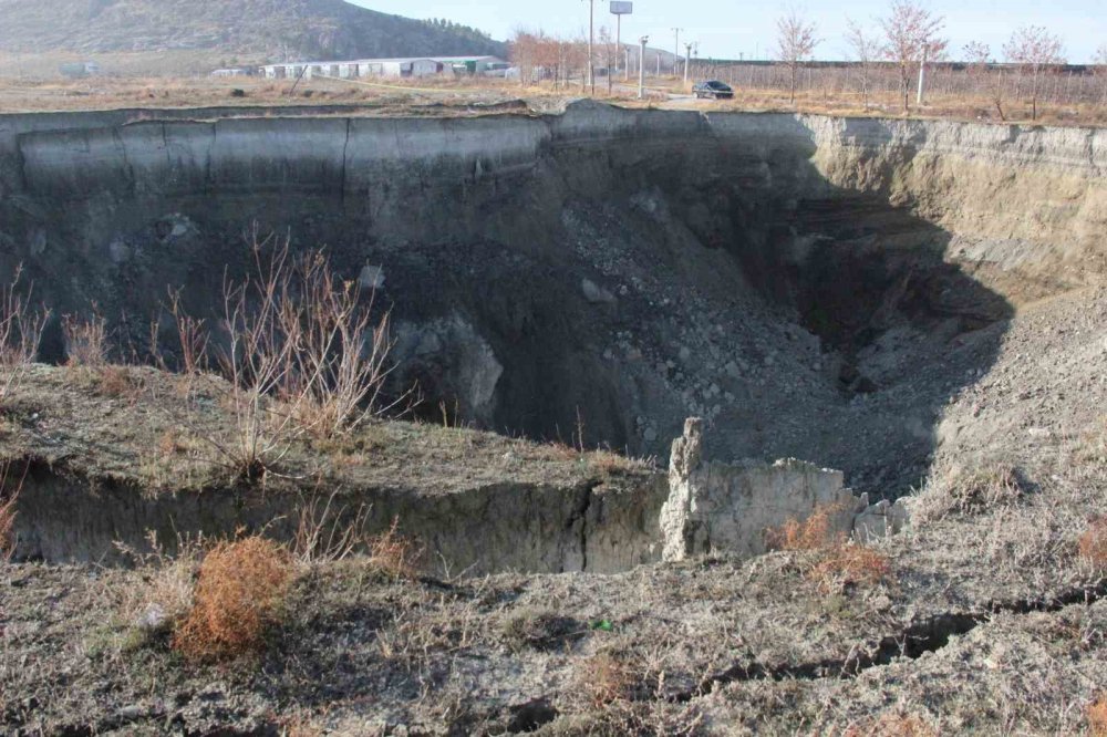 Karaman'da Suyu Çekilen Kuş Cenneti Gölde Dev Obruk Oluştu