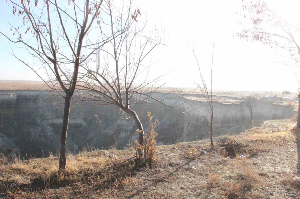 Karaman'da Suyu Çekilen Kuş Cenneti Gölde Dev Obruk Oluştu