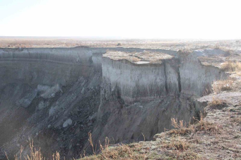 Karaman'da Suyu Çekilen Kuş Cenneti Gölde Dev Obruk Oluştu