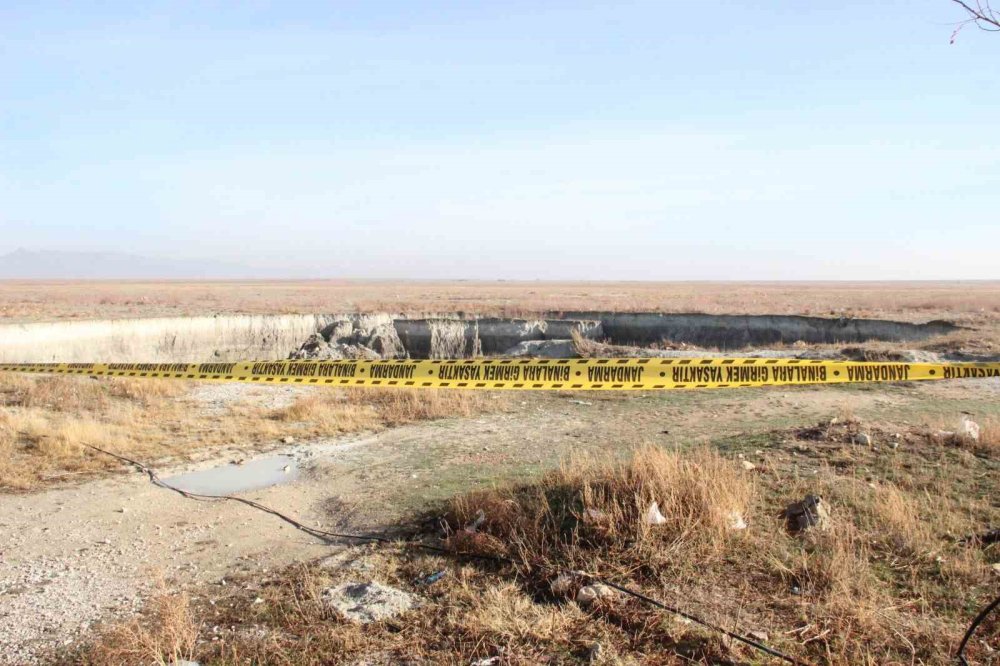 Karaman'da Suyu Çekilen Kuş Cenneti Gölde Dev Obruk Oluştu