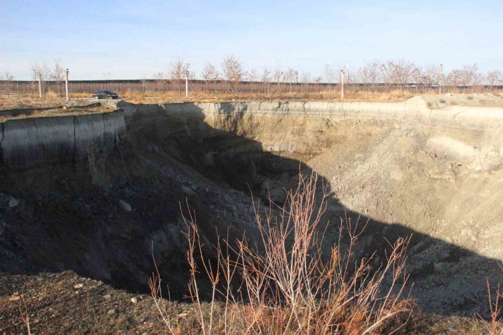 Karaman'da Suyu Çekilen Kuş Cenneti Gölde Dev Obruk Oluştu