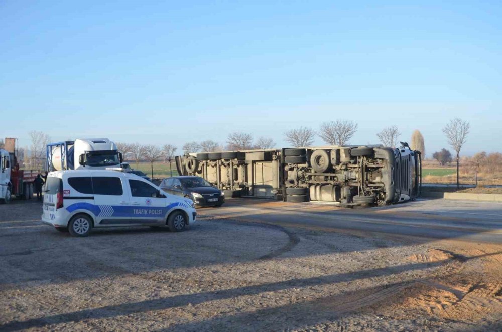 Ereğli'de Trafik Kazası: Süt Yüklü Tır Devrildi