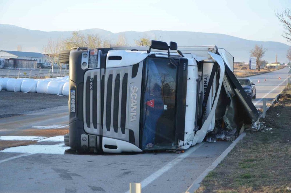 Ereğli'de Trafik Kazası: Süt Yüklü Tır Devrildi