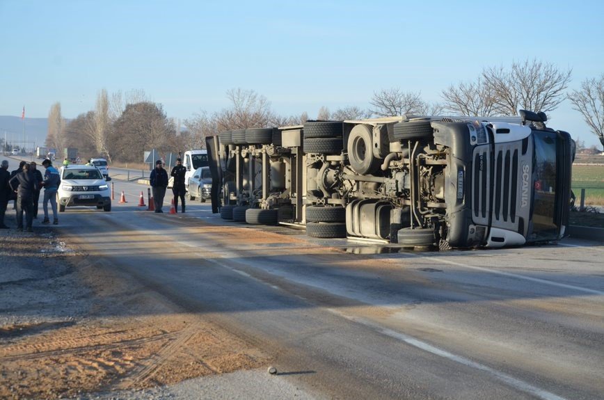 Ereğli'de Trafik Kazası: Süt Yüklü Tır Devrildi