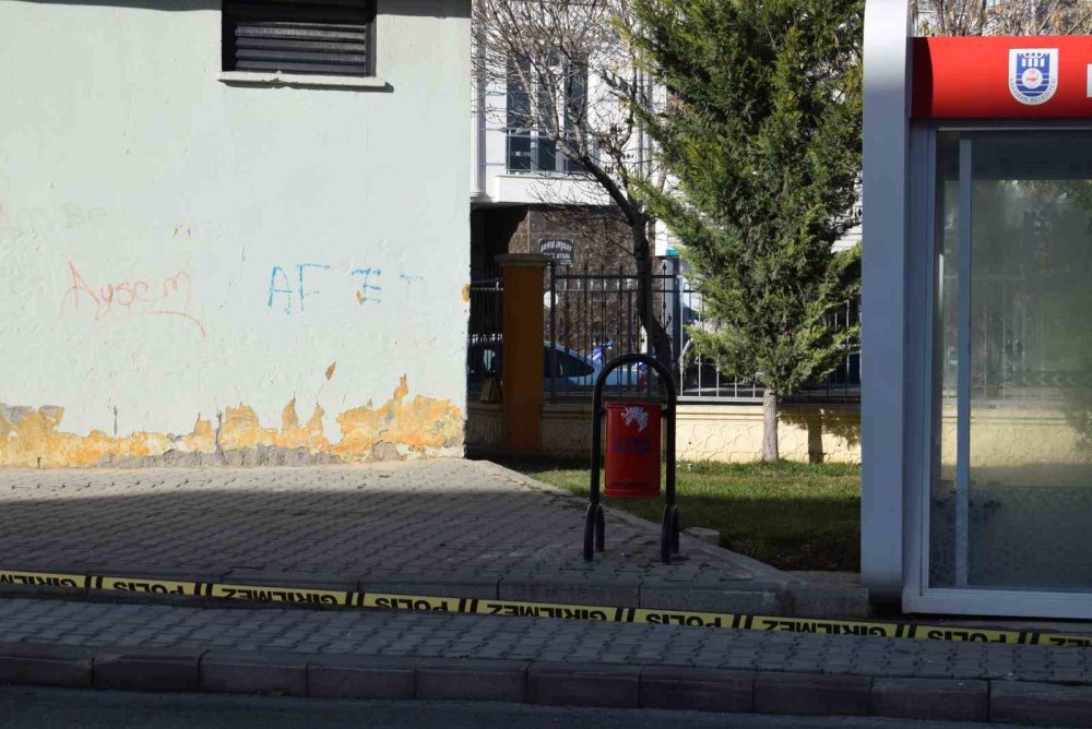 Karaman'da Okul Kenarındaki Şüpheli Çanta Fünyeyle Patlatıldı