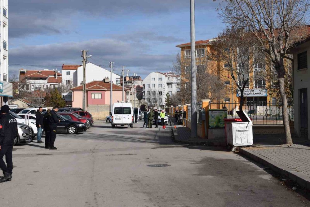 Karaman'da Okul Kenarındaki Şüpheli Çanta Fünyeyle Patlatıldı
