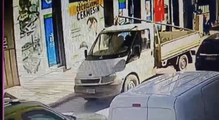 Eskişehir'de Kamyonetteki Boru, Araca Çarptı