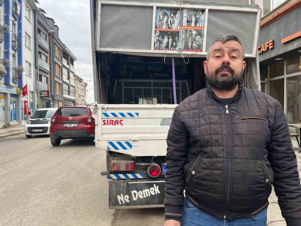 Eskişehir'de Kamyonetteki Boru, Araca Çarptı