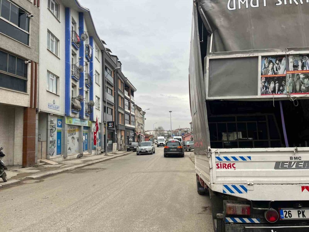 Eskişehir'de Kamyonetteki Boru, Araca Çarptı