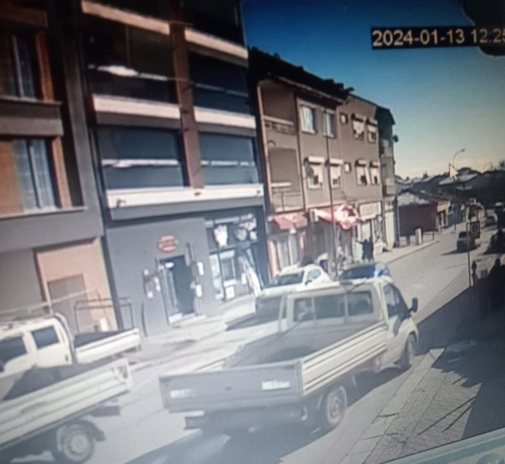 Eskişehir'de Kamyonetteki Boru, Araca Çarptı