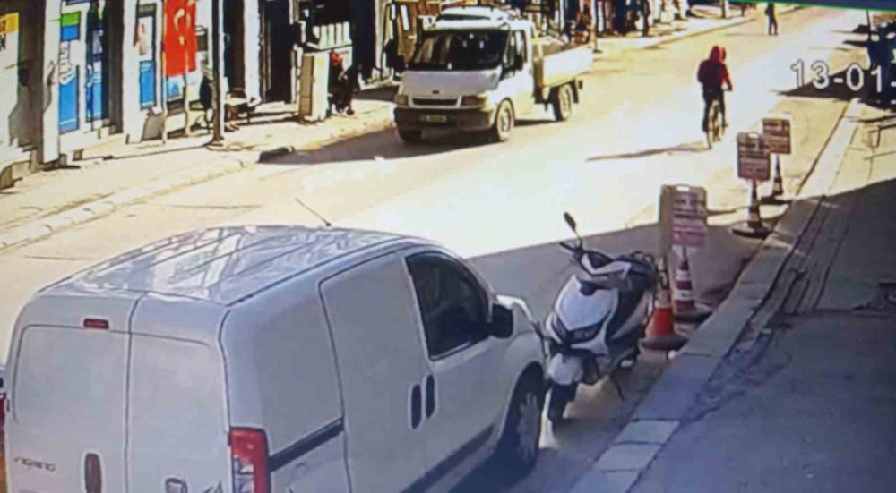 Eskişehir'de Kamyonetteki Boru, Araca Çarptı