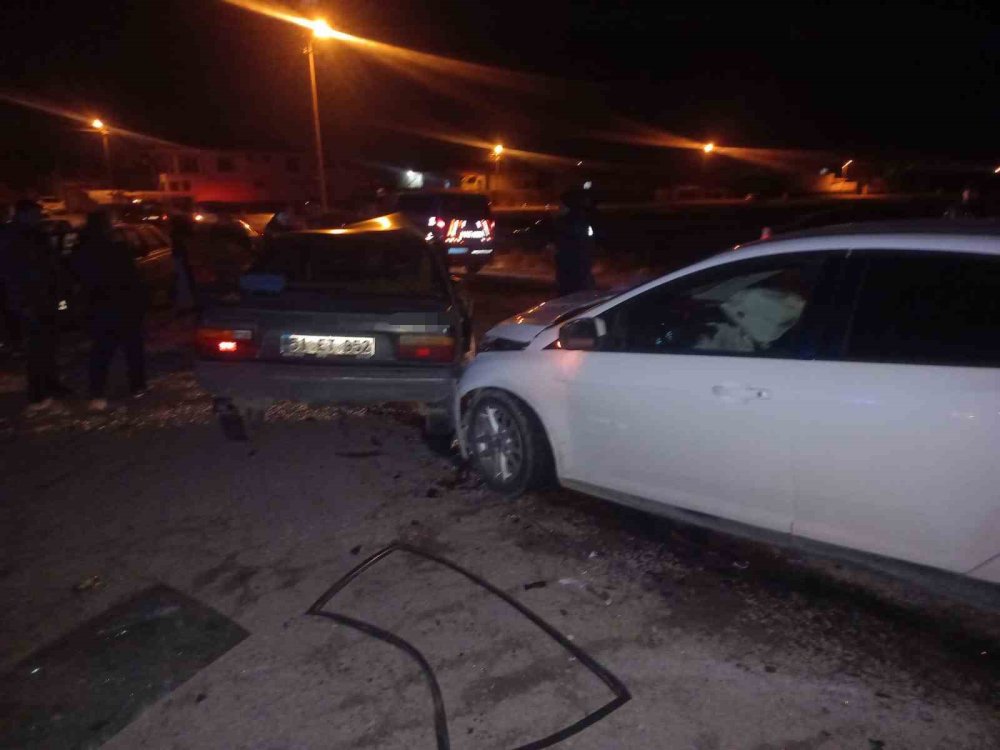 Karapınar'da İki Otomobil Kafa Kafaya: 2 Yaralı