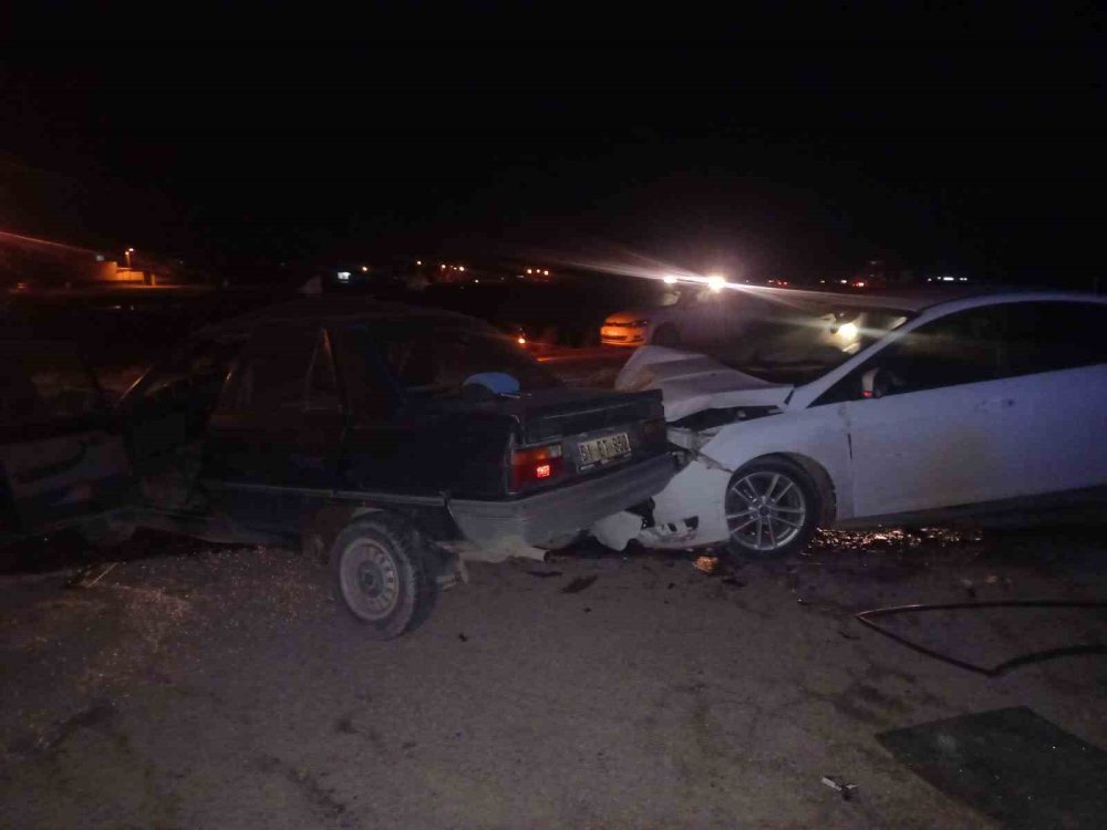 Karapınar'da İki Otomobil Kafa Kafaya: 2 Yaralı