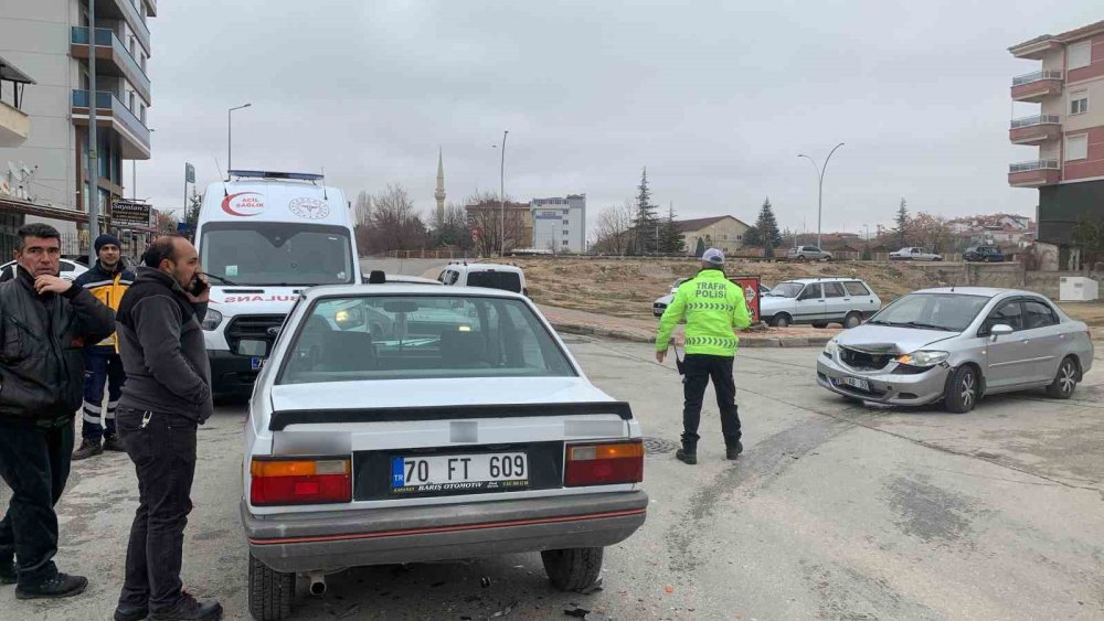 Karaman’da 2 Otomobil Çarpıştı: 1 Yaralı