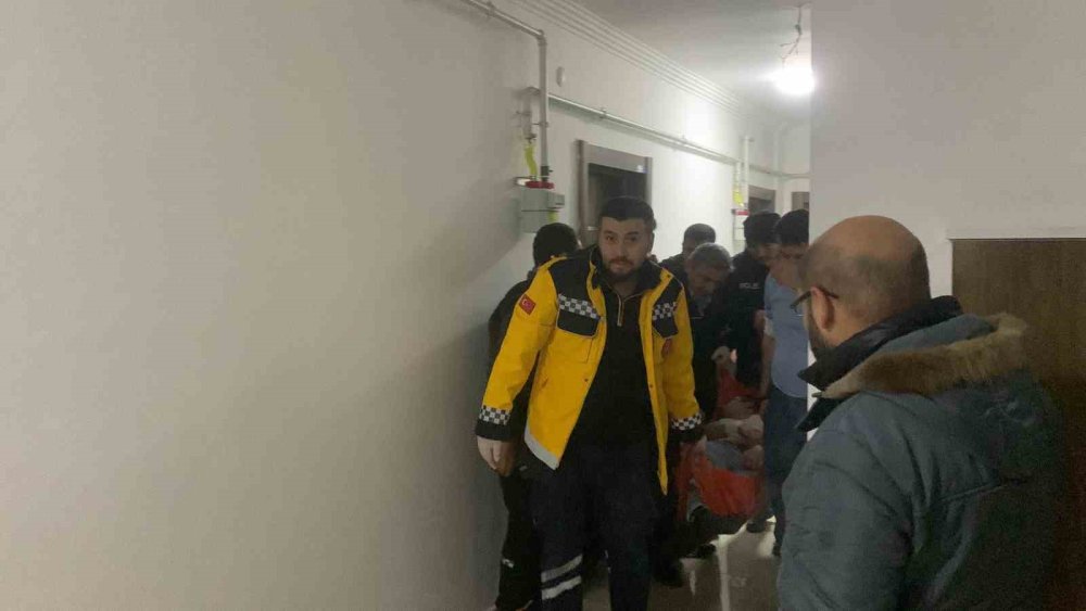 Karaman'da Genç Bileğini Kesip Fotoğrafını Yolladı