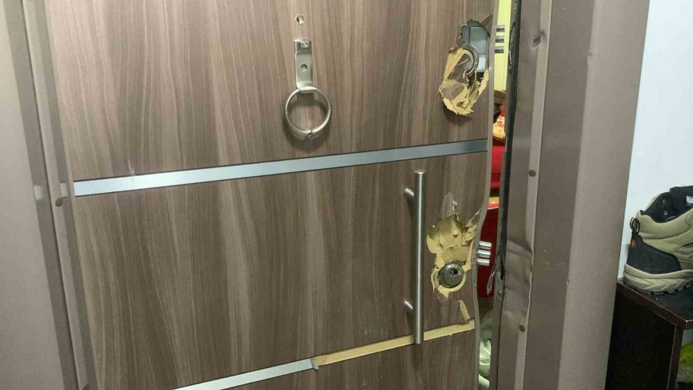 Karaman'da Genç Bileğini Kesip Fotoğrafını Yolladı