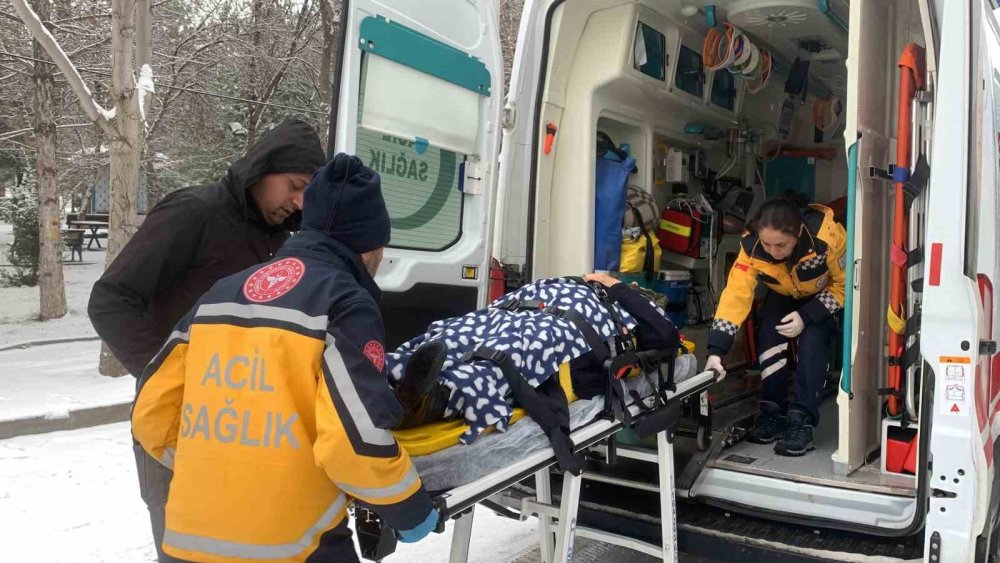 Karaman'da Kaza Yapan Araç Dükkana Girdi