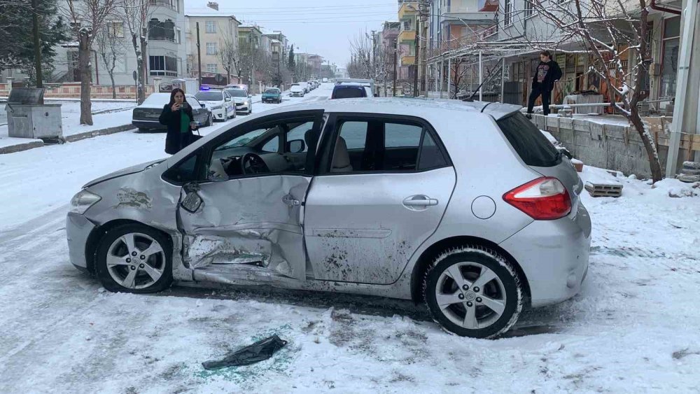 Karaman'da Kaza Yapan Araç Dükkana Girdi